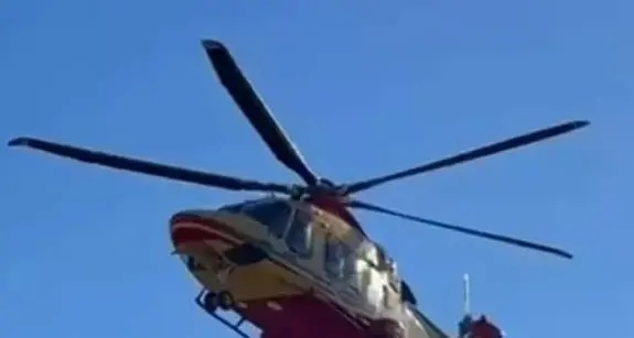 Alcuni turisti prendono il sole sulla piazzola del 118: l’elicottero non può atterrare, soccorsi in ritardo