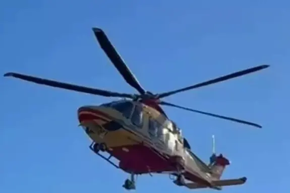 Alcuni turisti prendono il sole sulla piazzola del 118: l’elicottero non può atterrare, soccorsi in ritardo