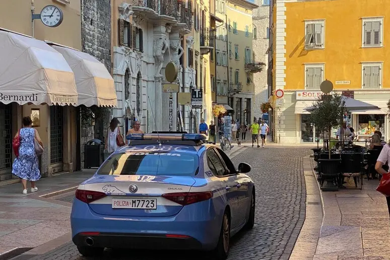 Rapina in centro a Trento, colpisce un 68enne e fugge con 100 euro: arrestato