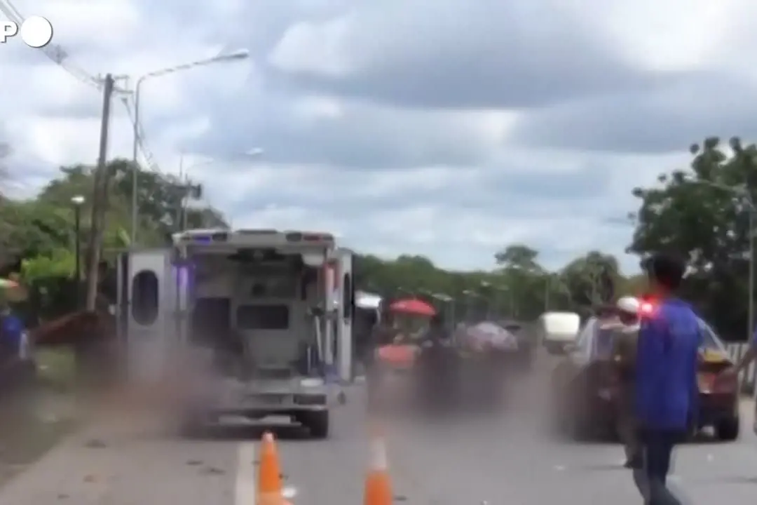 Thailandia, morti otto monaci buddisti travolti da un camion guidato da un bambino