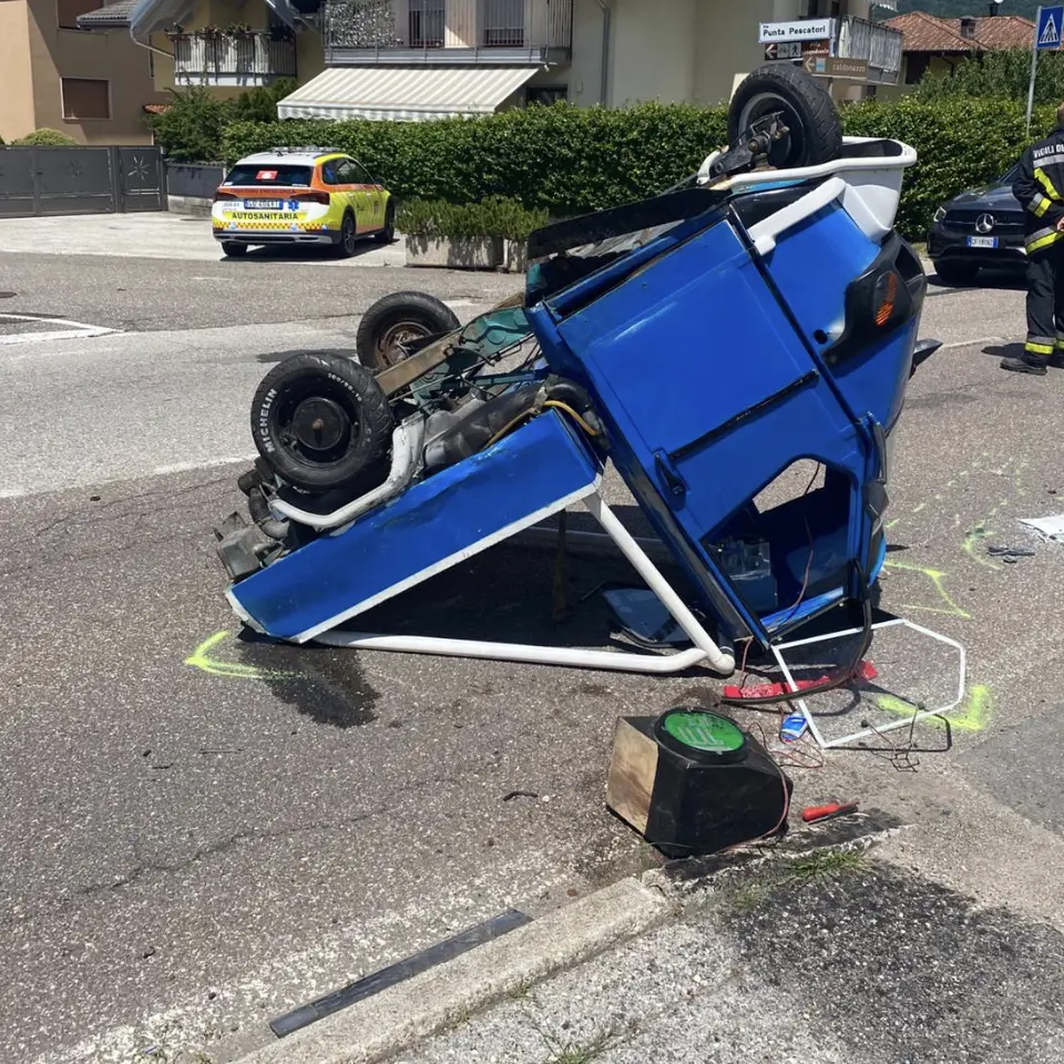 Caldonazzo, Ape contro un’auto in via Punta Pescatori: lievemente ferito un 17enne