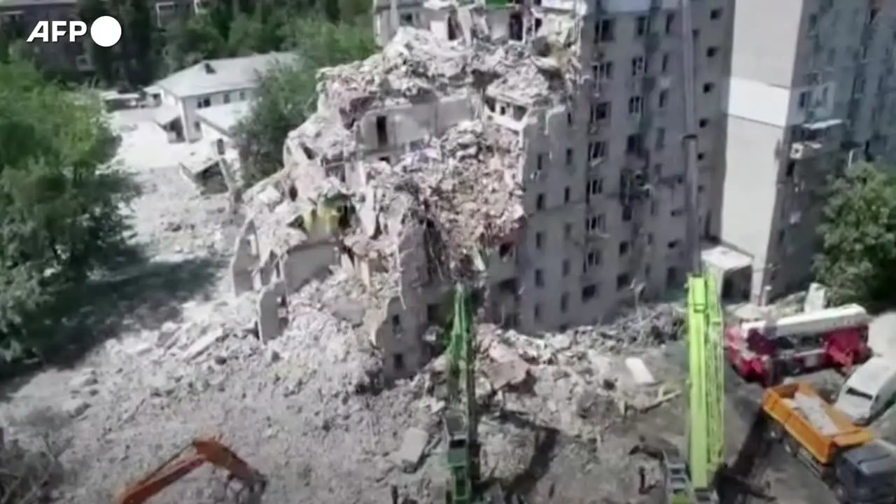 Attacco russo su Kiev, drone riprende un edificio sventrato