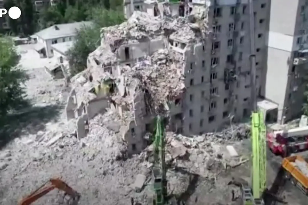 Attacco russo su Kiev, drone riprende un edificio sventrato