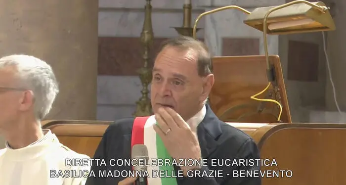 L'annuncio di Clemente Mastella ai fedeli: “Pregate per me, sono malato. Spero di farcela”
