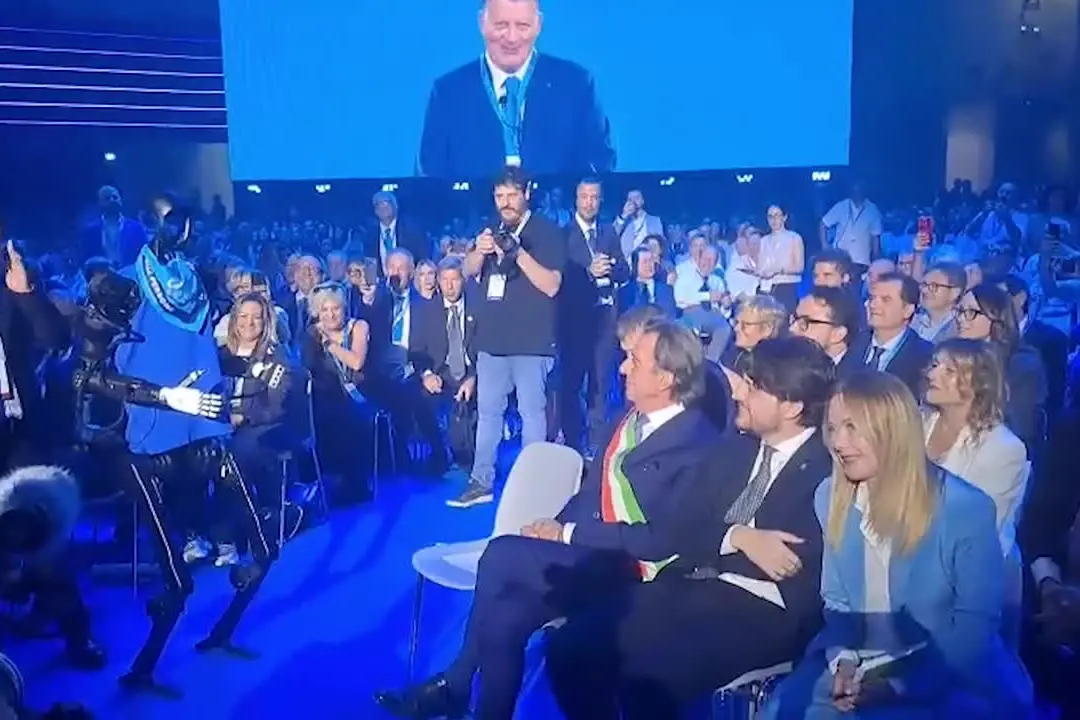 Congresso Uil, la premier Meloni viene accolta da un robot umanoide