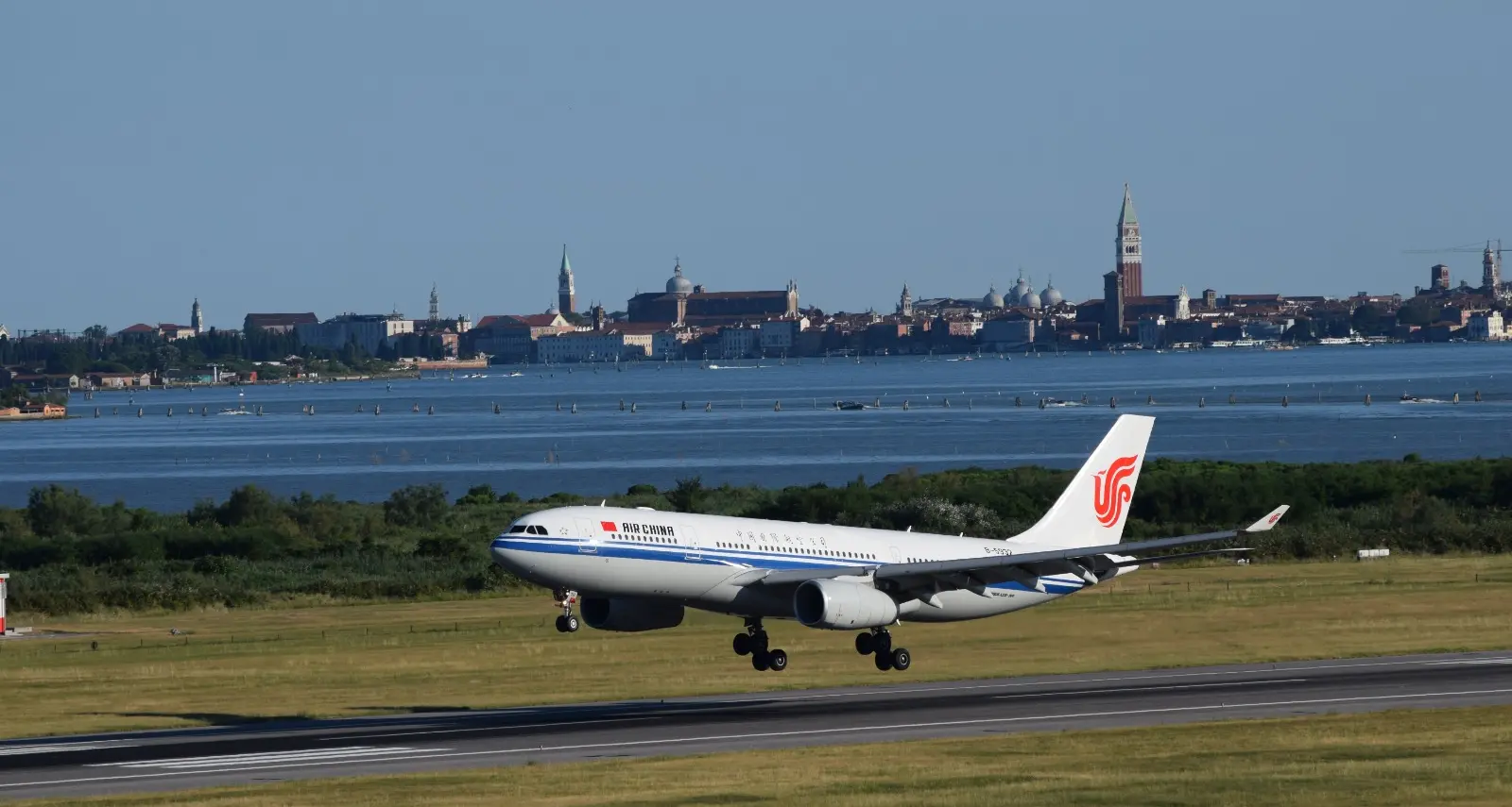 Aeroporto di Venezia: atterrato il primo volo diretto Air China da Pechino