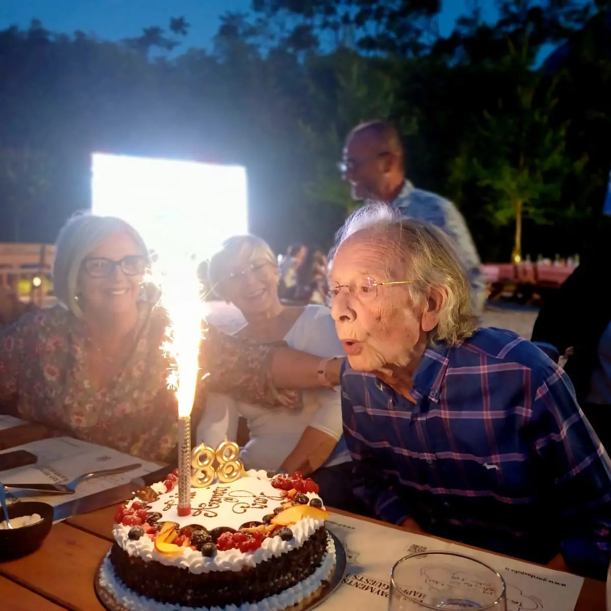 Professore di lettere festeggiato dagli ex alunni dopo cinquant'anni