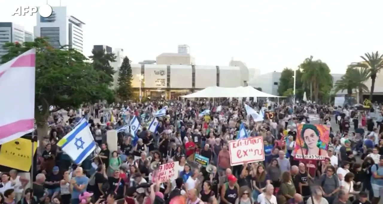 Mille giorni dal 7 ottobre, folla con cartelli e bandiere israeliane a Tel Aviv