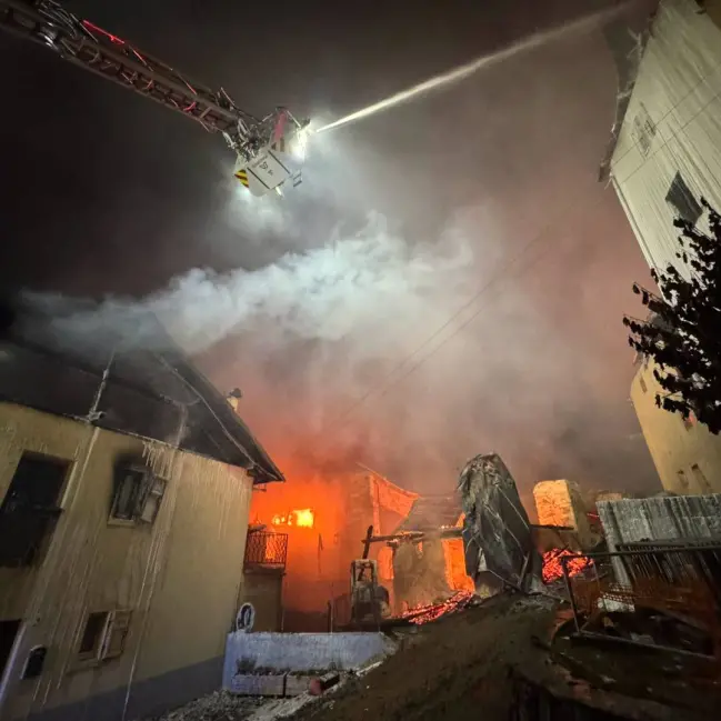 Incendio devasta Fraviano: coinvolte la chiesa e quattro abitazioni