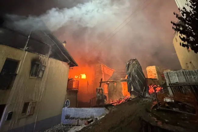 Incendio devasta Fraviano: coinvolte la chiesa e quattro abitazioni