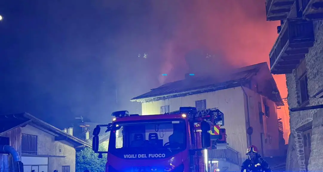 Fraviano, un paese in fiamme: duecento vigili in azione nella notte in val di Sole