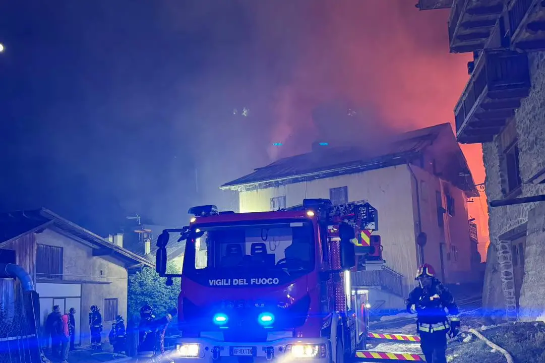 Fraviano, un paese in fiamme: duecento vigili in azione nella notte in val di Sole