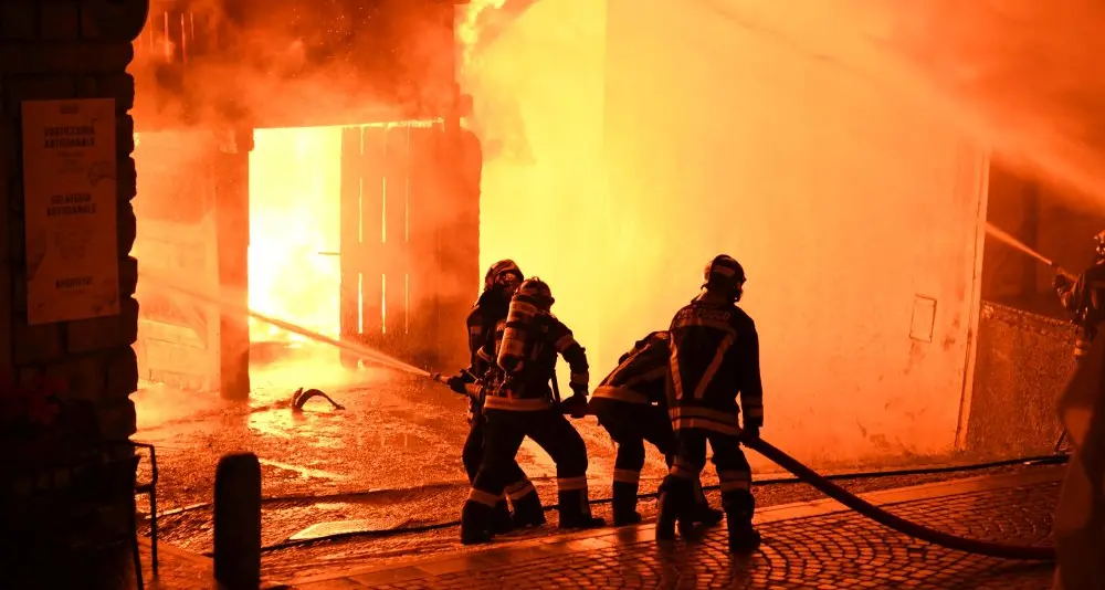 Fraviano di Vermiglio avvolto dalle fiamme - Le FOTO esclusive