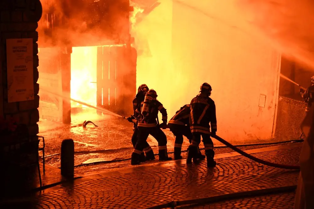 Fraviano di Vermiglio avvolto dalle fiamme - Le FOTO esclusive