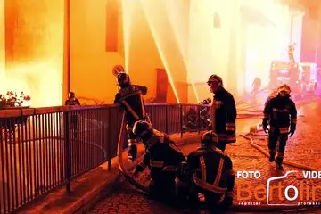 Il rogo nella notte a Fraviano di Vermiglio e la lotta dei vigili contro le fiamme