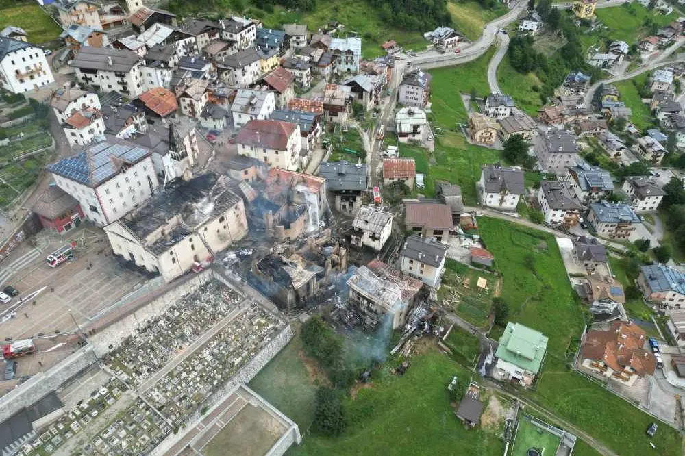 Fraviano di Vermiglio il giorno dopo il rogo: ecco cosa resta delle case sventrate
