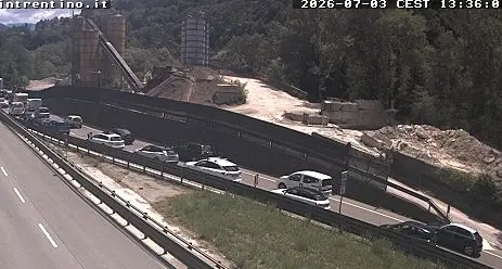 Frontale sulla Valsugana tra auto e camion: traffico bloccato e code chilometriche