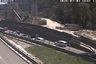 Frontale sulla Valsugana tra auto e camion: traffico bloccato e code chilometriche