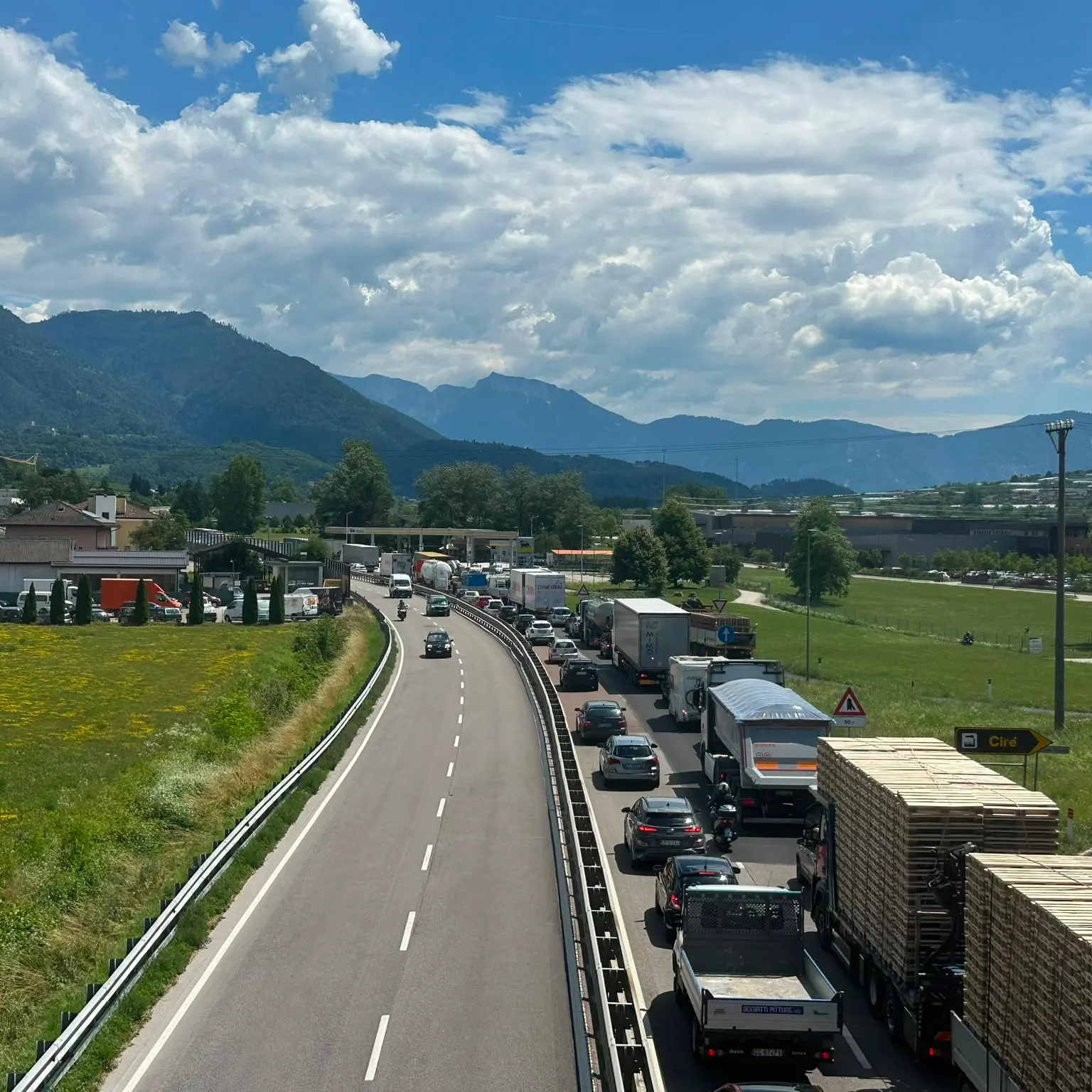 Scontro tra auto nei pressi di Pergine, traffico paralizzato sulla Valsugana e code fino a Ponte Alto