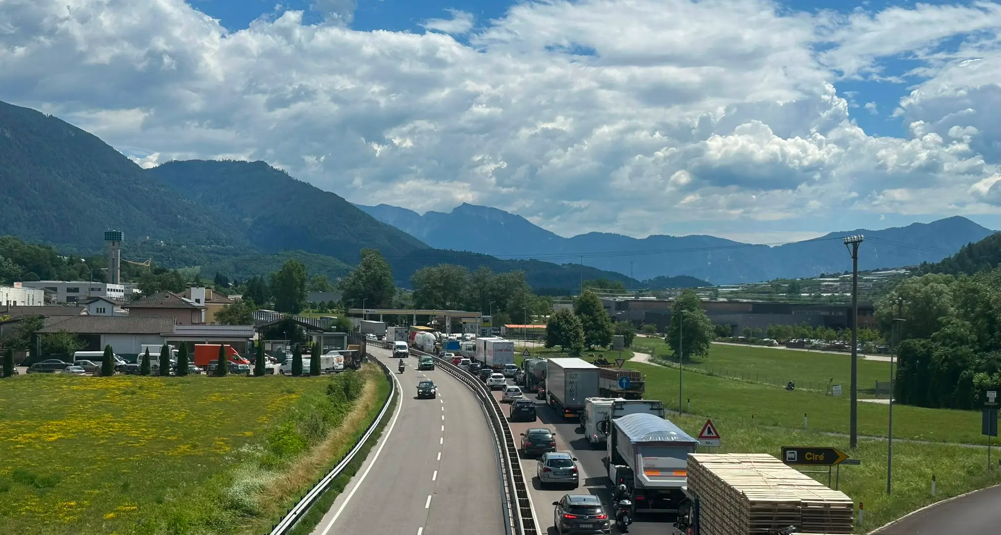 Scontro tra auto nei pressi di Pergine, traffico paralizzato sulla Valsugana e code fino a Ponte Alto