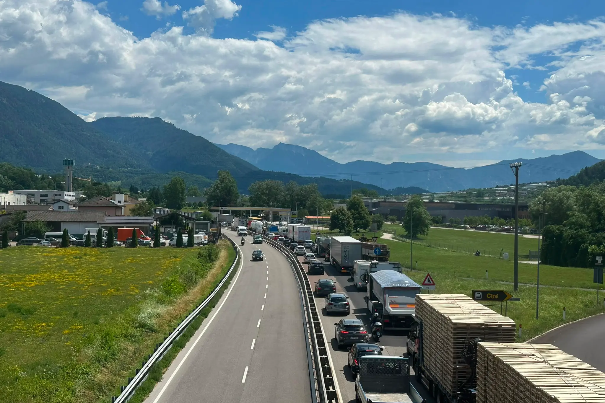 Scontro tra auto nei pressi di Pergine, traffico paralizzato sulla Valsugana e code fino a Ponte Alto