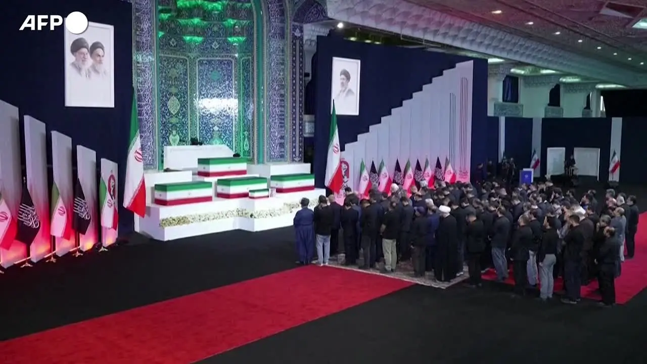 Esposte a Teheran bare di Khamenei e famiglia: \"Lo vendicheremo\"