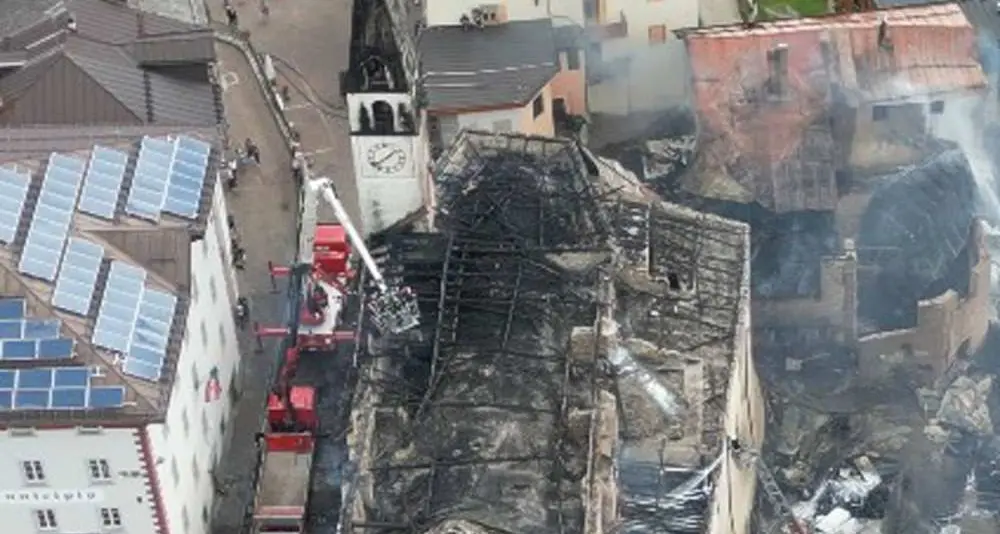 Fraviano, incendio domato: ora scattano i controlli sulla stabilità della chiesa di Santo Stefano