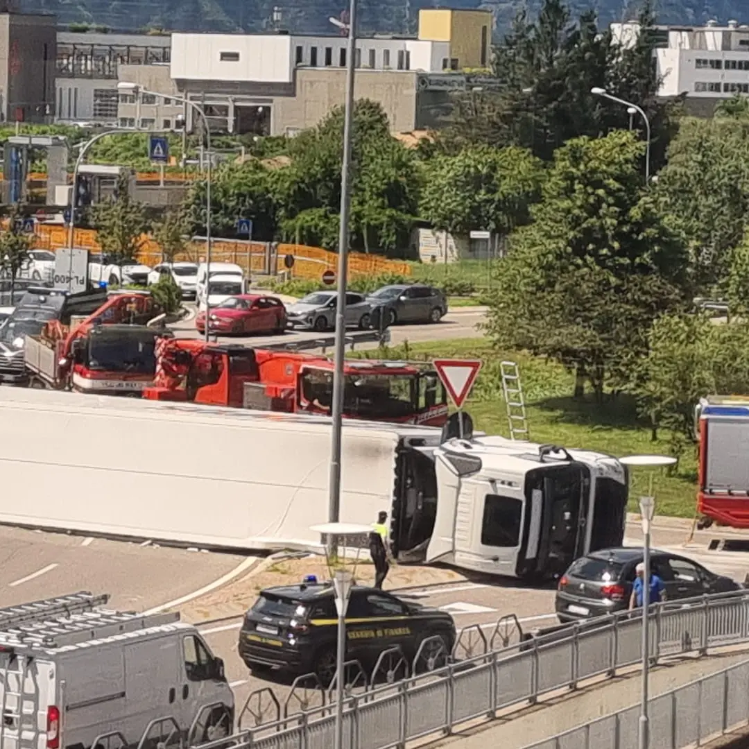 Un Tir si ribalta in una rotatoria a Gardolo: traffico in tilt all'ora di pranzo