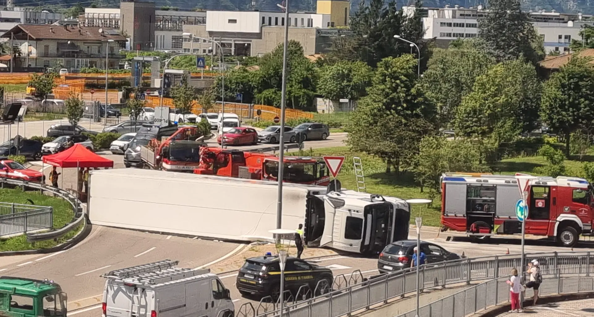 Un Tir si ribalta in una rotatoria a Gardolo: traffico in tilt all'ora di pranzo