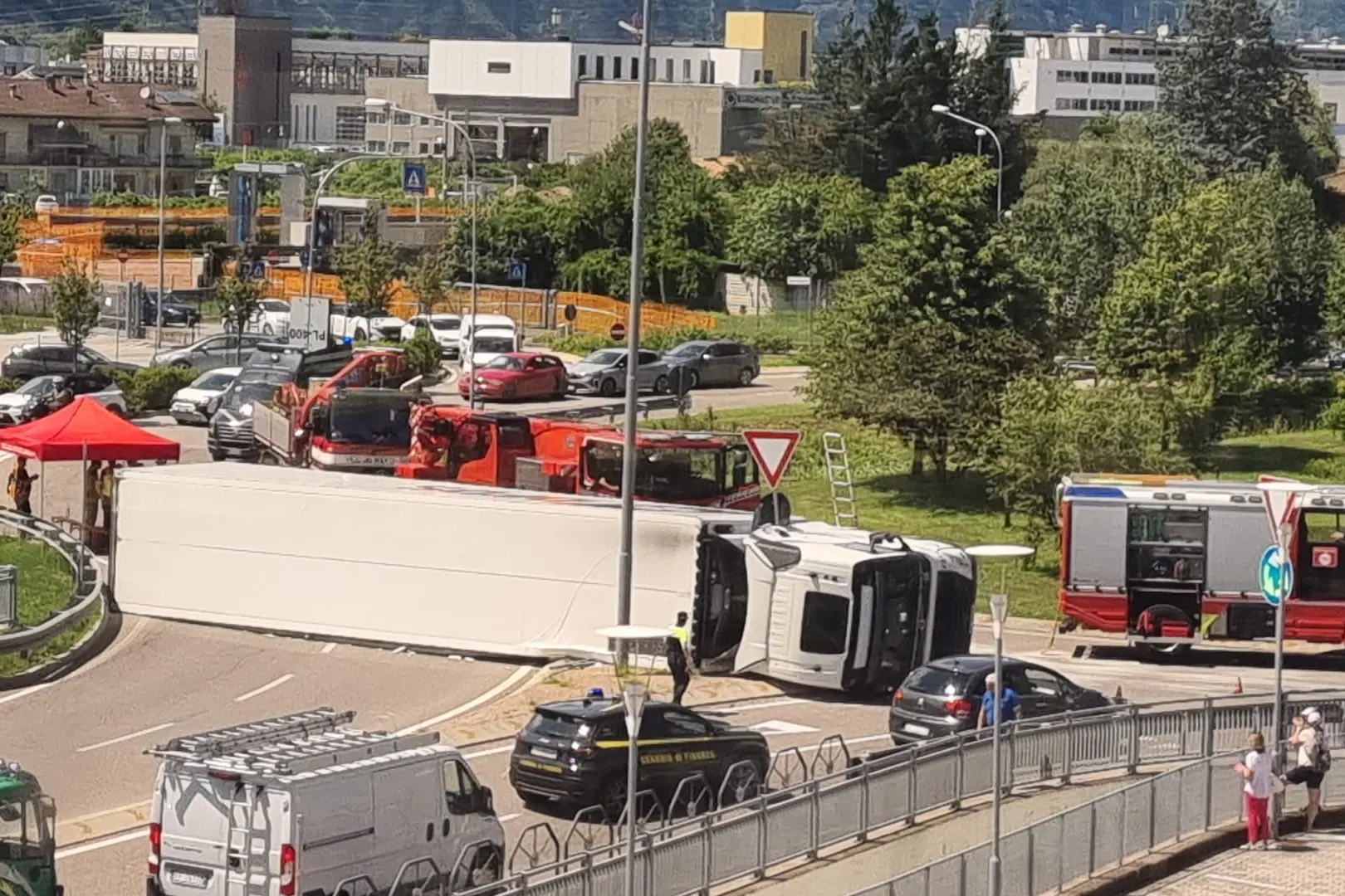 Un Tir si ribalta in una rotatoria a Gardolo: traffico in tilt all'ora di pranzo
