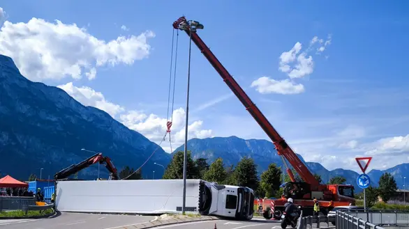 Le spettacolari operazioni di recupero del Tir ribaltato in rotatoria a Gardolo