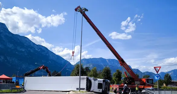 Le spettacolari operazioni di recupero del Tir ribaltato in rotatoria a Gardolo
