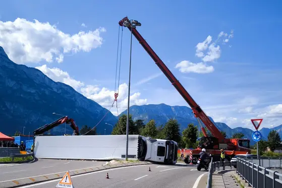 Le spettacolari operazioni di recupero del Tir ribaltato in rotatoria a Gardolo