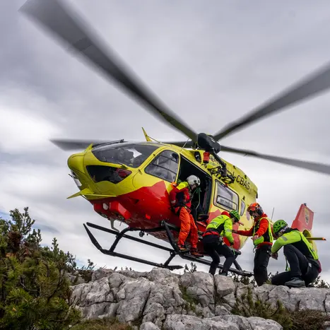 Cade da primo di cordata, salta il chiodo in parete: soccorso dall’elicottero