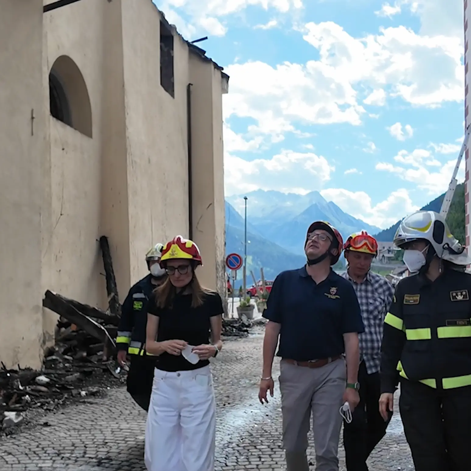 Fraviano, Fugatti sul luogo dell'incendio: «La Provincia sosterrà la ricostruzione»