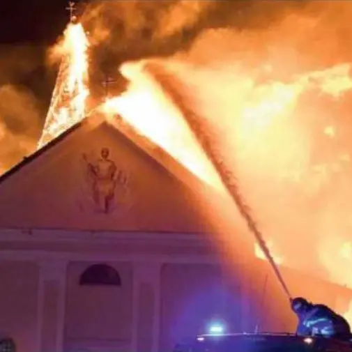 Fraviano, il fuoco devasta il paese: distrutte quattro abitazioni e la chiesa