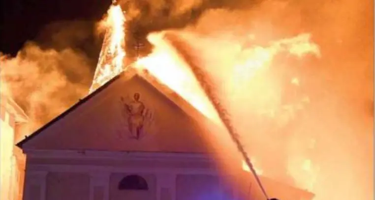 Fraviano, il fuoco devasta il paese: distrutte quattro abitazioni e la chiesa