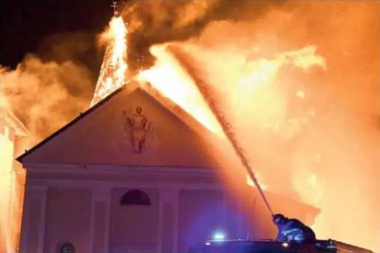 Fraviano, il fuoco devasta il paese: distrutte quattro abitazioni e la chiesa