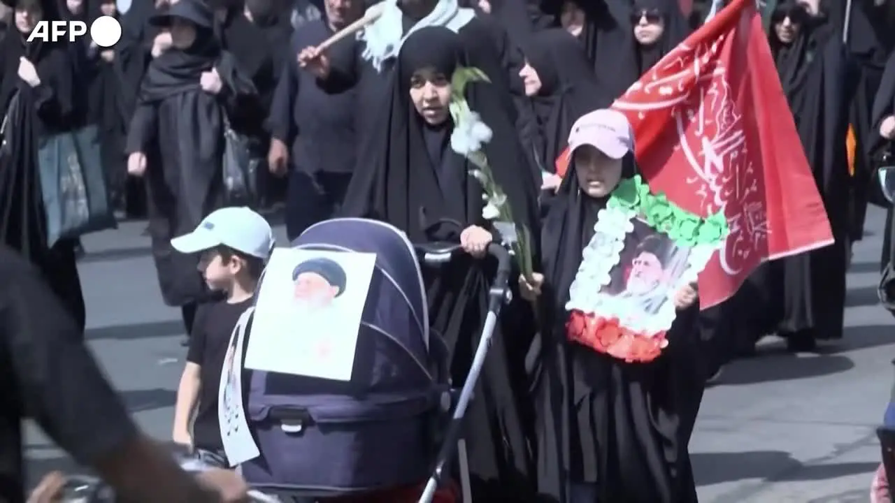 Teheran, folla oceanica ai funerali di Khamenei tra lutto e tensione
