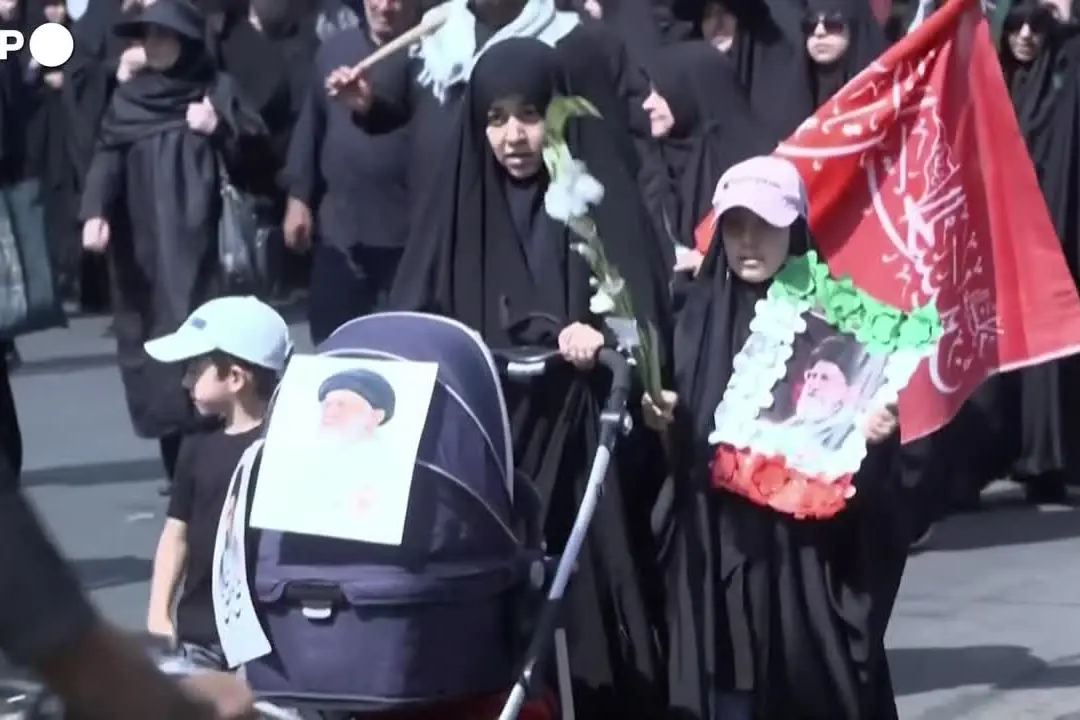 Teheran, folla oceanica ai funerali di Khamenei tra lutto e tensione
