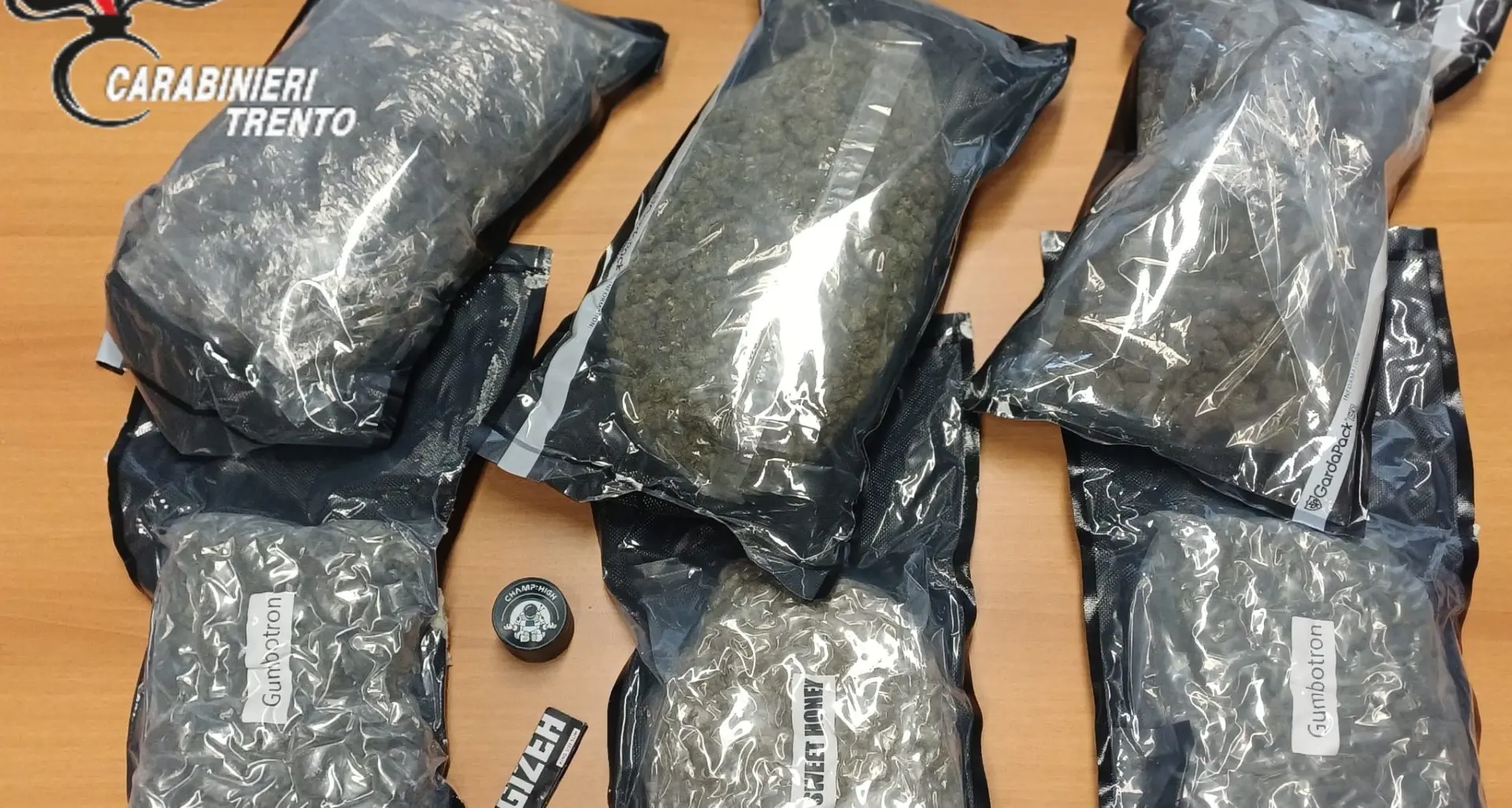Valsugana, ritira un pacco con 2,7 chili di marijuana: denunciato un ventenne
