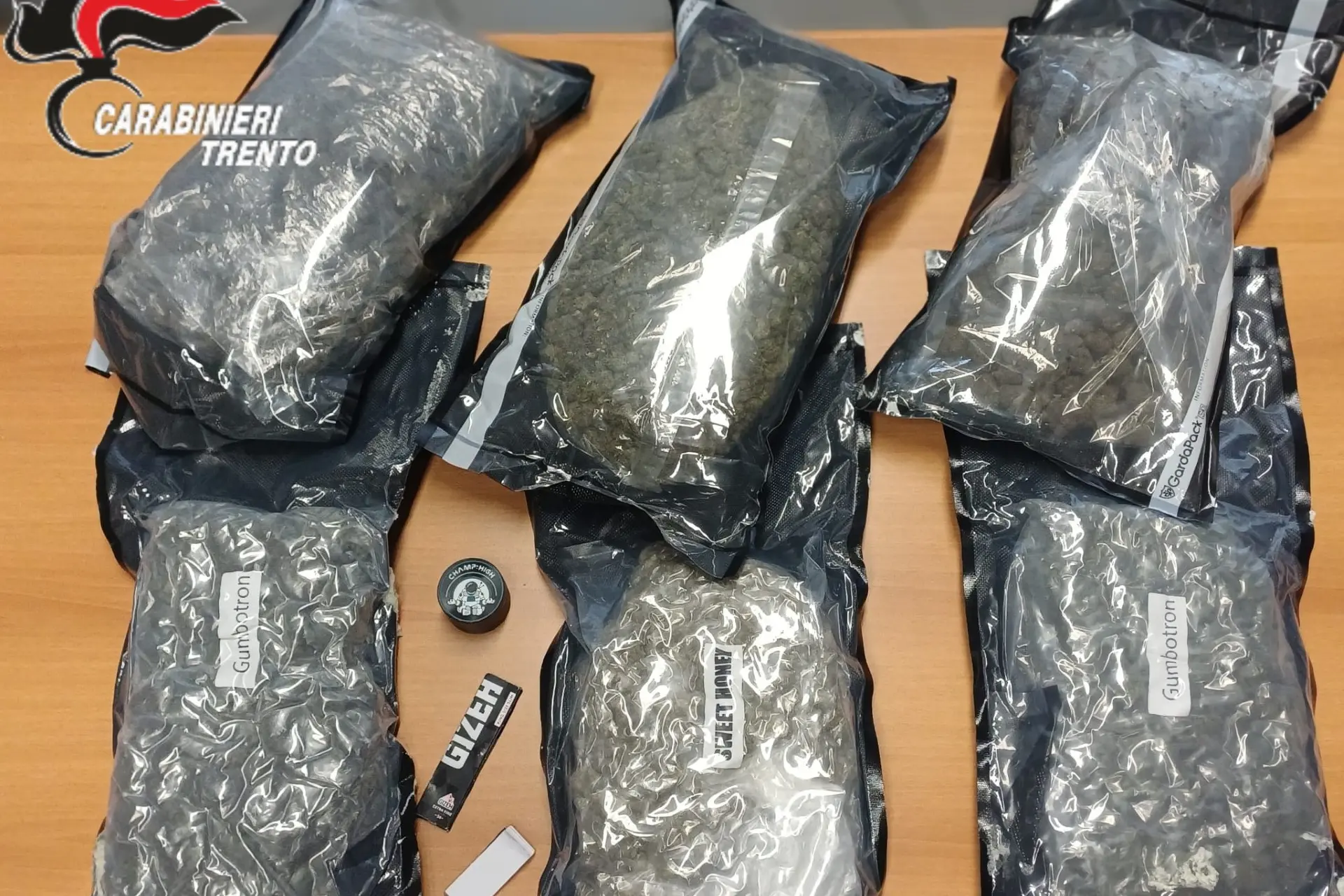 Valsugana, ritira un pacco con 2,7 chili di marijuana: denunciato un ventenne