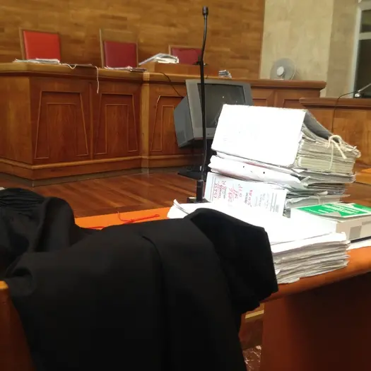 Spiava e insultava l'ex moglie: due anni di condanna a un ex poliziotto