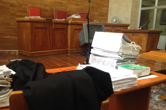 Spiava e insultava l'ex moglie: due anni di condanna a un ex poliziotto