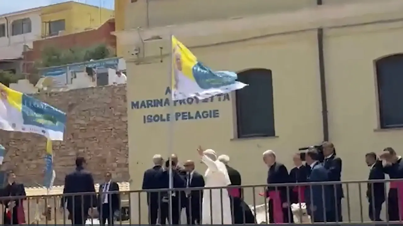 Papa Leone conclude la visita a Lampedusa