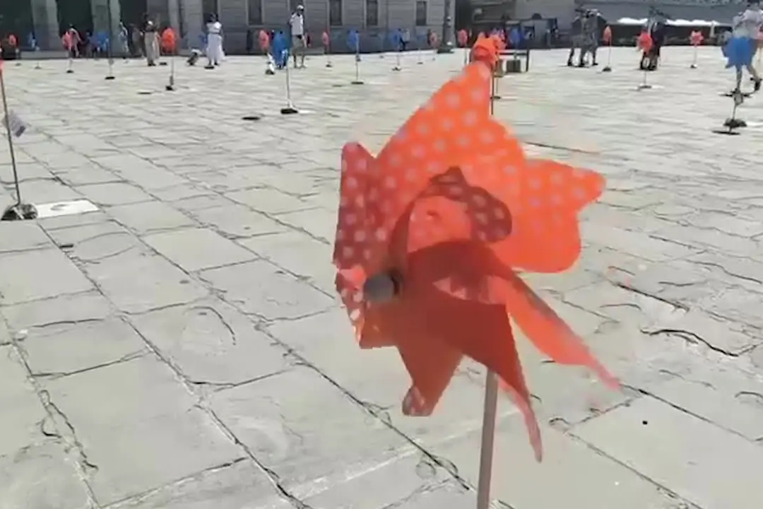 Trieste, le girandole di BoraMata in piazza Unità d'Italia