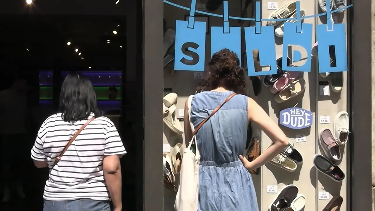 Milano, partiti i saldi: pareri contrastanti fra i consumatori