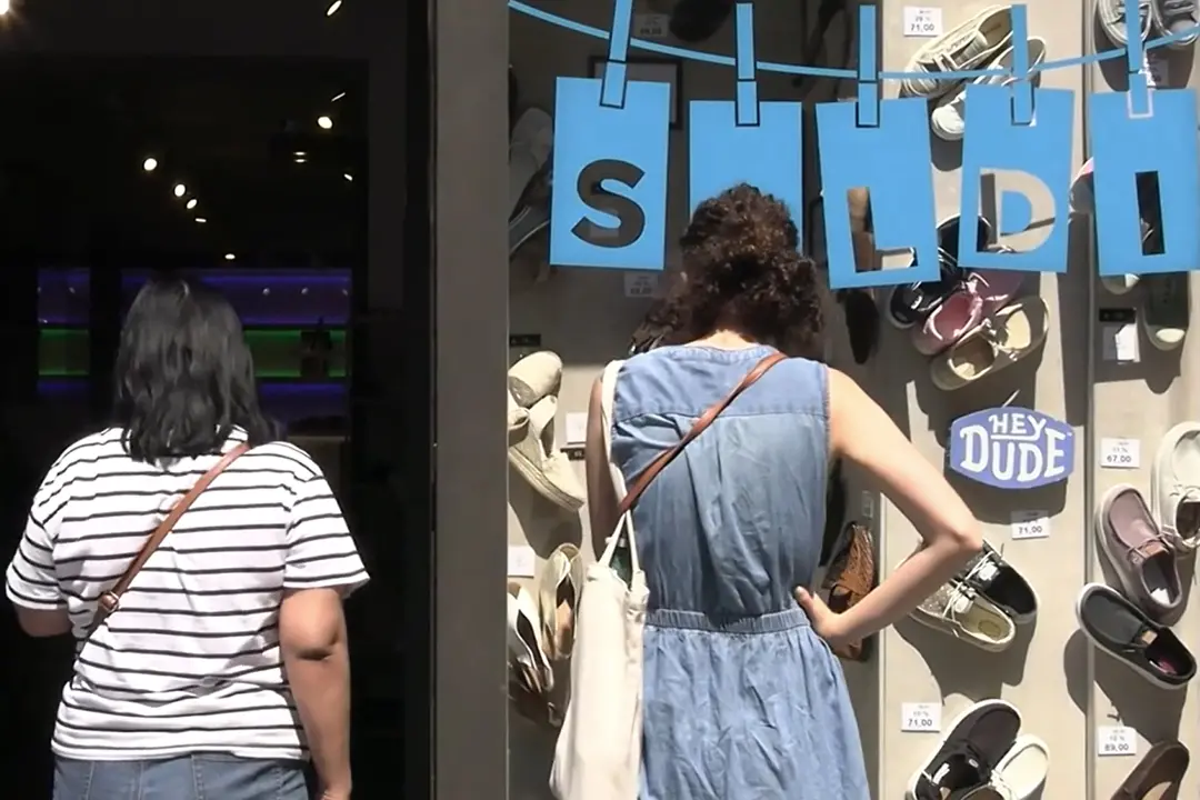 Milano, partiti i saldi: pareri contrastanti fra i consumatori