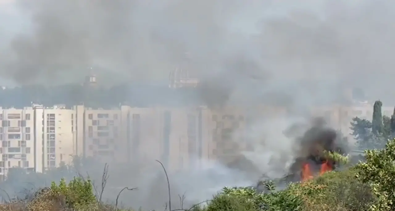 Roma, incendio in un'area verde presso via della Pineta Sacchetti