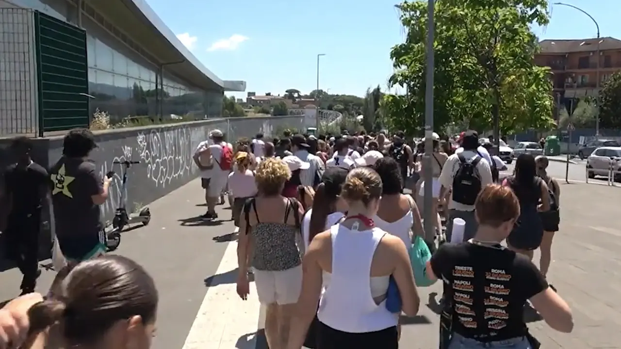 Concerto di Ultimo, il \"pellegrinaggio\" dei fan verso Tor Vergata